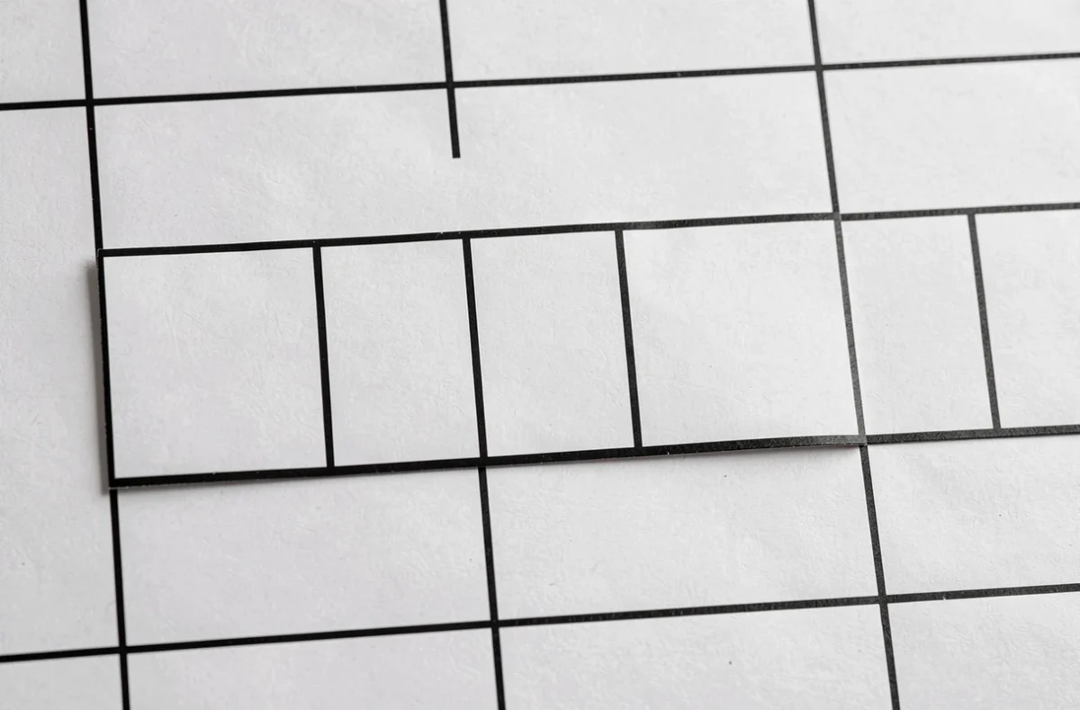 Grille de mots fléchés avec une ligne de cinq cases vides